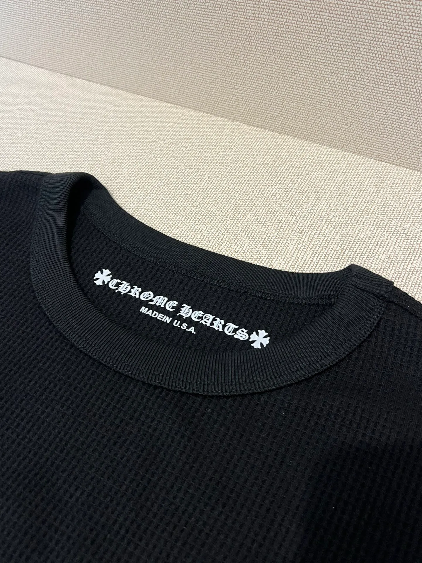 P230 Size: S/M/L single color, same style for men and women Chrome Hearts 22FW Chrome Hearts waffle letter printed long-sleeved T-shirt, the first clues can be seen from the release of Chrome Hearts 25 spring and summer new style📝This year's micro-profile items are definitely the dark horse of the trend The crisp feeling brought by the special nature of waffle fabric coincides with the rising fashion trend in autumn and winter. In addition to layering in autumn and winter, there are already many celebrities/trend bloggers wearing them. Family members with a keen sense of fashion, come and choose! !  ⚠️It is recommended to dry clean or wrap it inside the laundry bag and machine wash it in cold water quickly!
